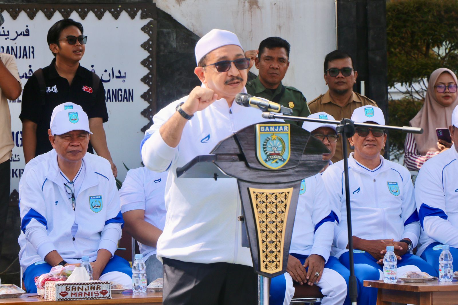 PELEPASAN: Wakil Bupati Banjar Habib Idrus Al Habsyi menyerahkan bendera kontingen kepada Ketua KONI Kabupaten Banjar HM Rofiqi di halaman Kantor Bupati Banjar, Senin (21/10/2025). (KONI BANJAR)