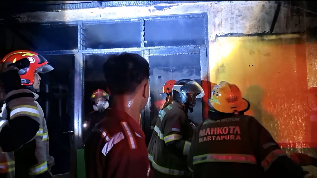 TERBAKAR: Ruang guru SDN 2 Kemuning terbakar, Senin (20/10/2025) malam. (Damkar Banjarbaru untuk Radar Banjarmasin)