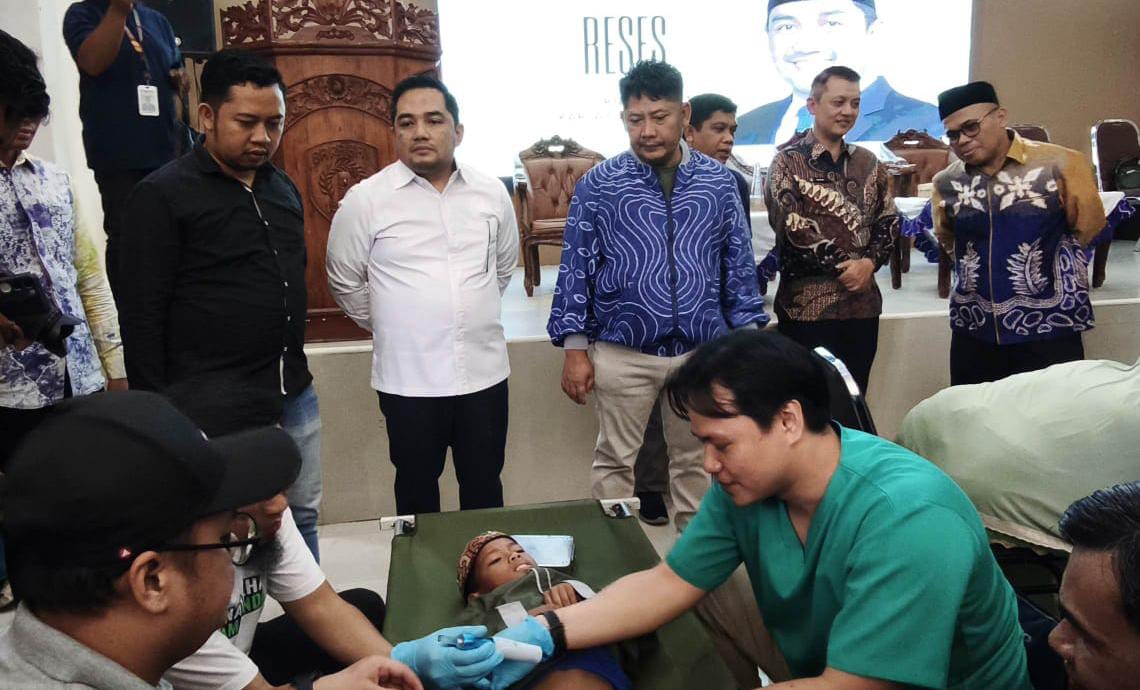 MONITOR:Bupati HST, Samsul Rizal bersama Anggota DPR RI, Rifqi Nizami Karsayuda meninjau acara sunatan massal di Balai Rakyat Barabai, Minggu (19/10/2025).