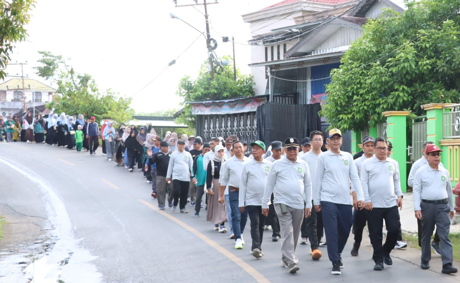 HADIR:Wakil Bupati HSU, Hero Setiawan(dua kiri depan) mengikuti jalan sehat momen Hari Jadi Ponpes Rakha Amuntai ke-103 tahun bersama ulama forkopimda dan santri, Minggu (19/10/2025).
