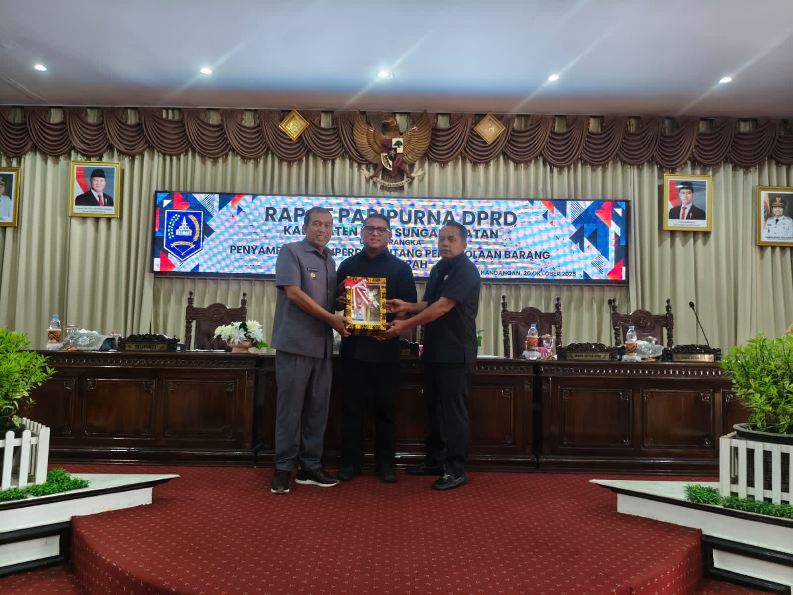TERIMA:Ketua dan Wakil Ketua I DPRD HSS,  H Akhmad Fahmi dan Husnan menerima draf pengajuan Raperda pengelolaan barang milik daerah dari Bupati HSS, Syafrudin Noor.