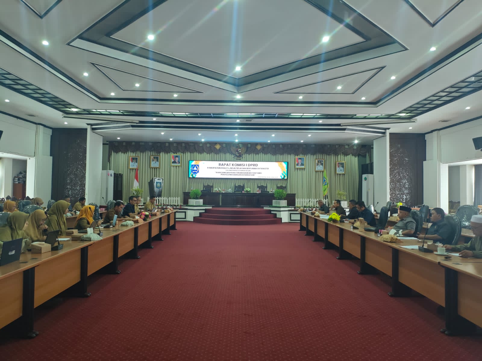RAPAT:Komisi I DPRD Kabupaten HSS bersama eksekutif mengakadan rapat membahas Raperda RPPLH, Senin (20/10/2025).
