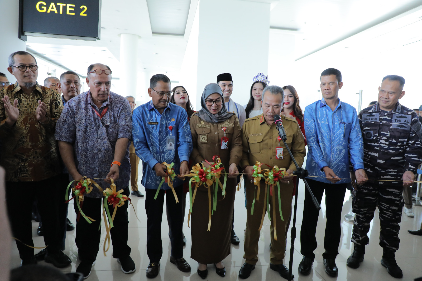 POTONG PITA: Sekdaprov Kalsel, HM Syarifuddin meresmikan penerbangan internasional perdana rute Banjarmasin-Kuala Lumpur di Bandara Internasional Syamsyudin Noor, Senin (20/10/2025).