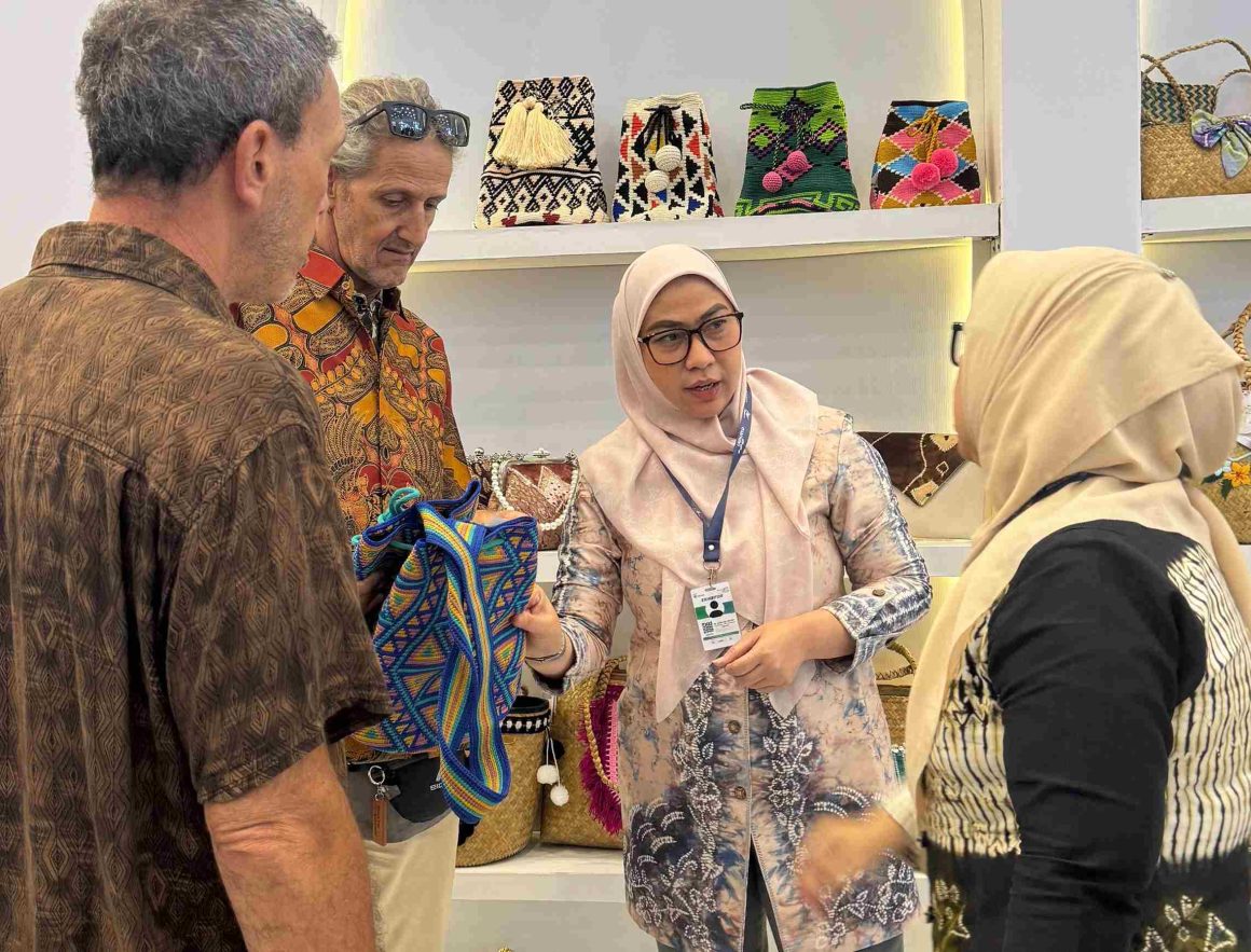 PAMERAN:Wali Kota Banjarbaru, Lisa Halaby memasarkan produk UMKM kepada buyer Mancanegara di ajang Trade Expo Indonesia (TEI) ke-40 di ICE BSD City, Tangerang, Kamis (16/10/2025).