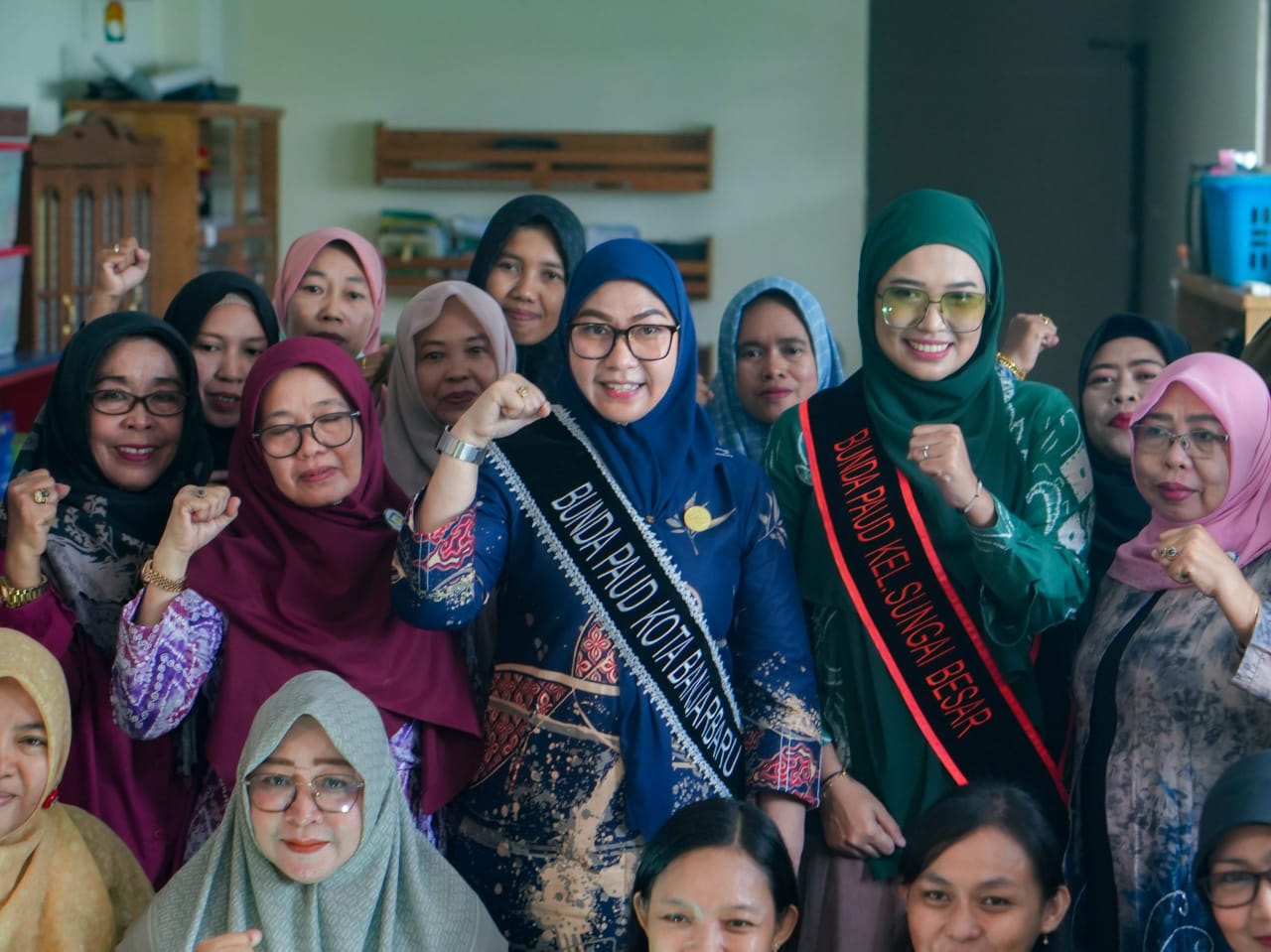 POSE:Wali Kota Banjarbaru, Hj Erna Lisa Halaby foto bersama disela kegiatan Penyusunan Profil Bunda PAUD dan Profil Perkembangan PAUD Kota Banjarbaru, Sabtu (18/12025).