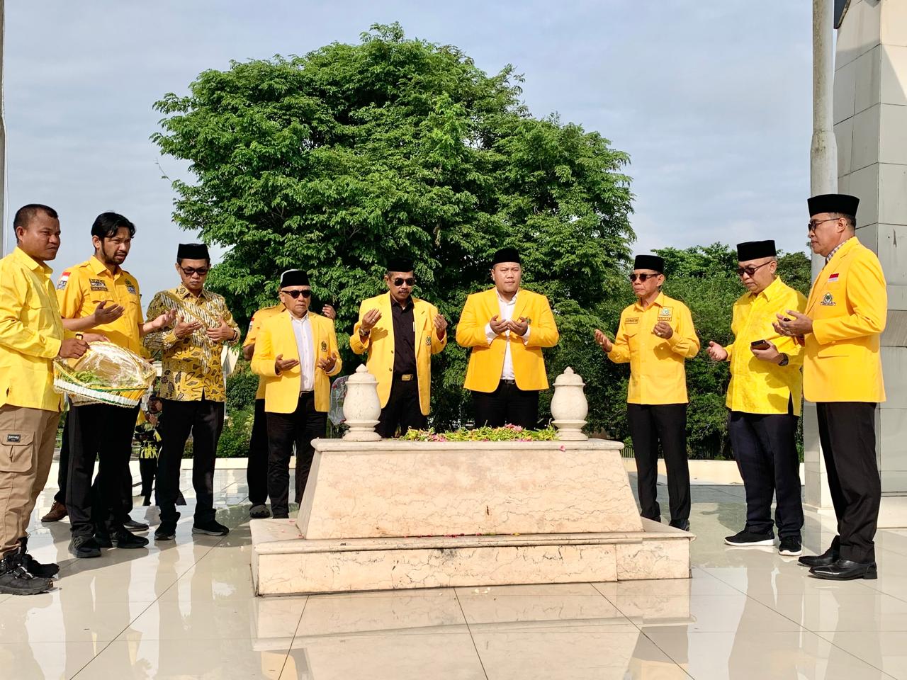 DOA BERSAMA: Gusti Rizky bersama jajaran Partai Golkar Kalsel berdoa di makam pahlawan nasional Brigjen Hasan Basri di Liang Anggang.
