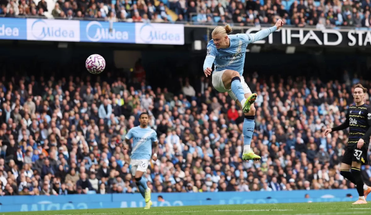 MUDAH: Erling Haaland membawa Manchester City meraih kemenangan mudah atas Everton dengan skor 2-0 di Stadion Etihad, Sabtu (18/10) malam.