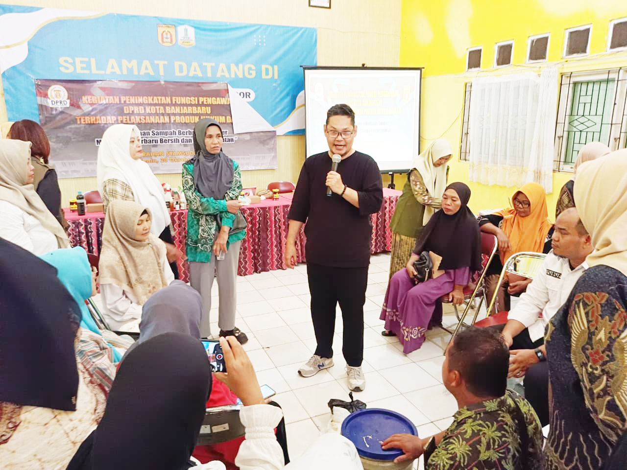 PEMAPARAN: Akademisi memberikan pemaparan dalam kegiatan peningkatan fungsi pengawasan pengelolaan sampah di Aula Kelurahan Syamsudin Noor, Senin (20/10).