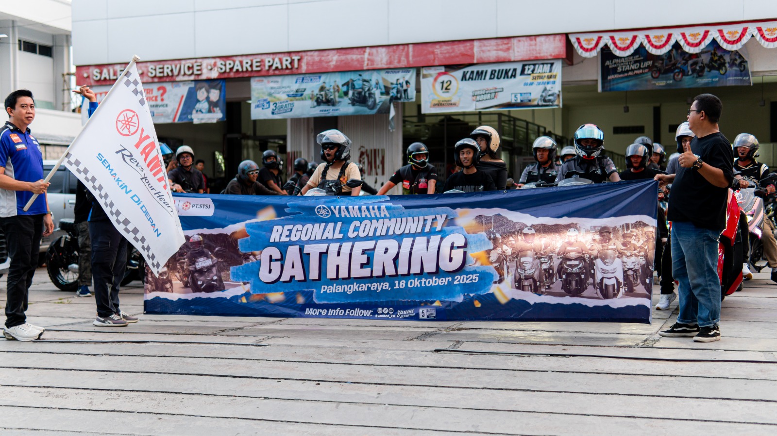 START: Para anggota komunitas Yamaha di Palangka Raya mengikuti Yamaha Regional Community Gathering (RCG) dari dealer Surya Pratama.