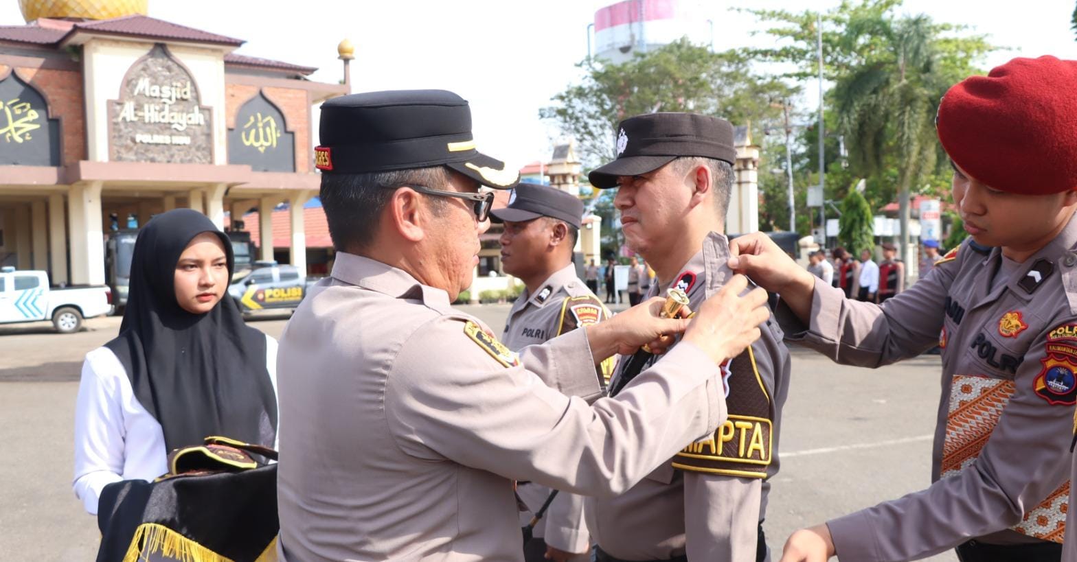 Kapolres HSU AKBP Agus Nuryanto SIK, memimpin apel perubahan Nomenklatur Kanit SPKT Jadi Pamapta di halaman Polres HSU. (Foto: Polres HSU)