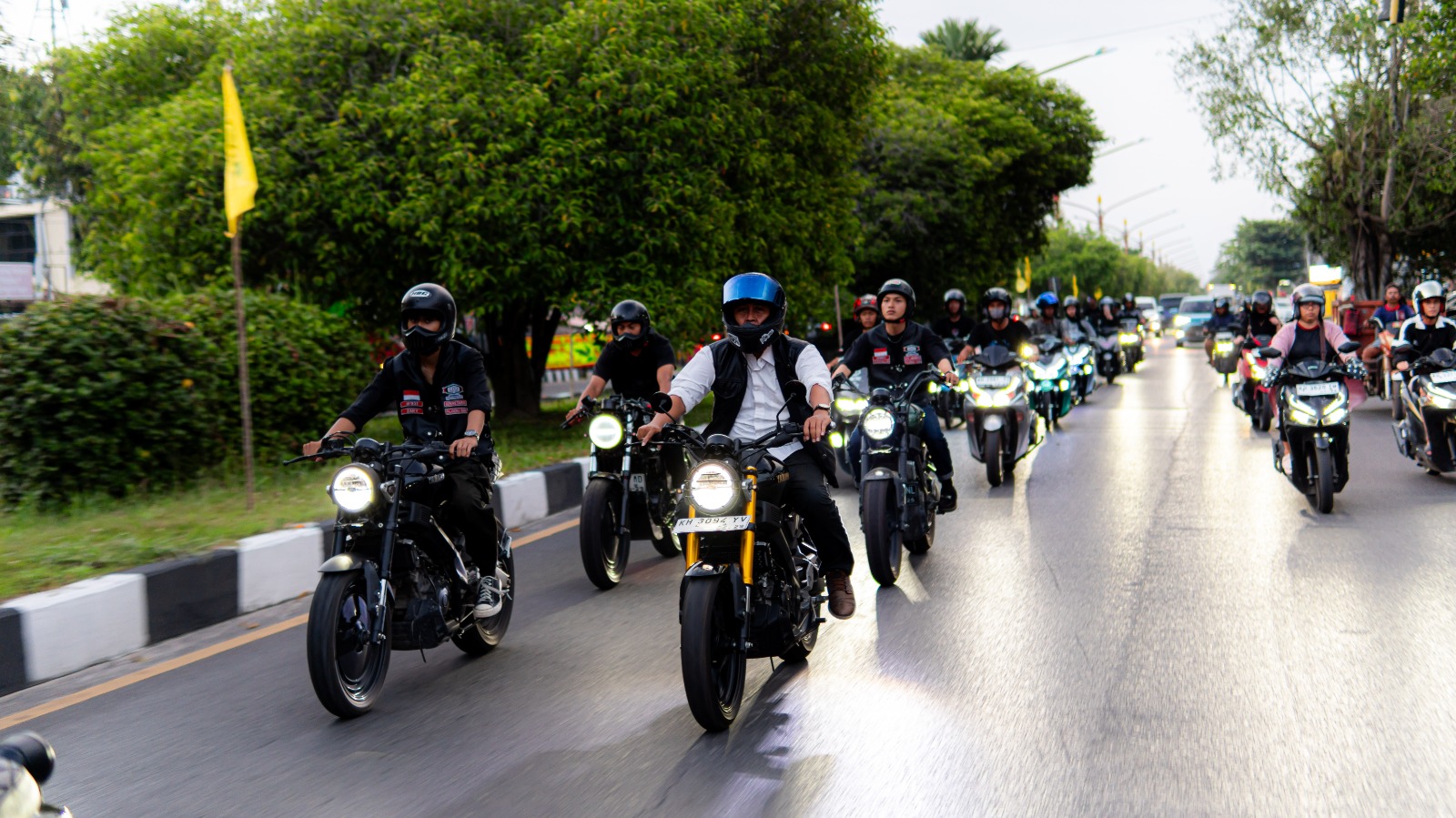 ROLLING CITY: Komunitas motor Yamaha berkeliling di sejumlah ruas jalan di Kota Palangka Raya dalam acara Yamaha Regional Community Gathering (RCG) di Palangka Raya, Kalimantan Tengah.