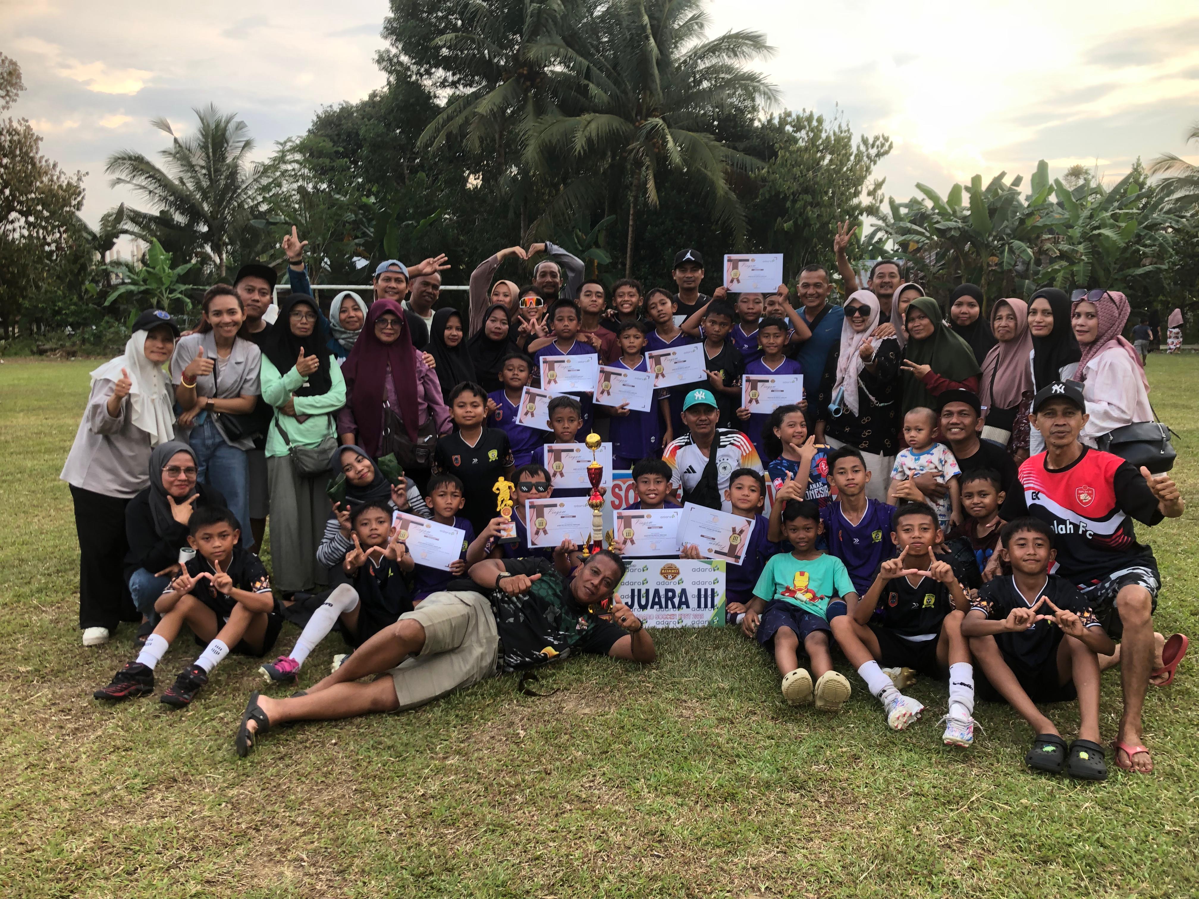 Para pemain SSB Alam Hijau Banjarmasin berfoto bersama pelatih Deny Harianto seusai memastikan posisi juara 3 bersama di Adaro Soccer Fest 2025 Balangan. (dok Alam Hijau)