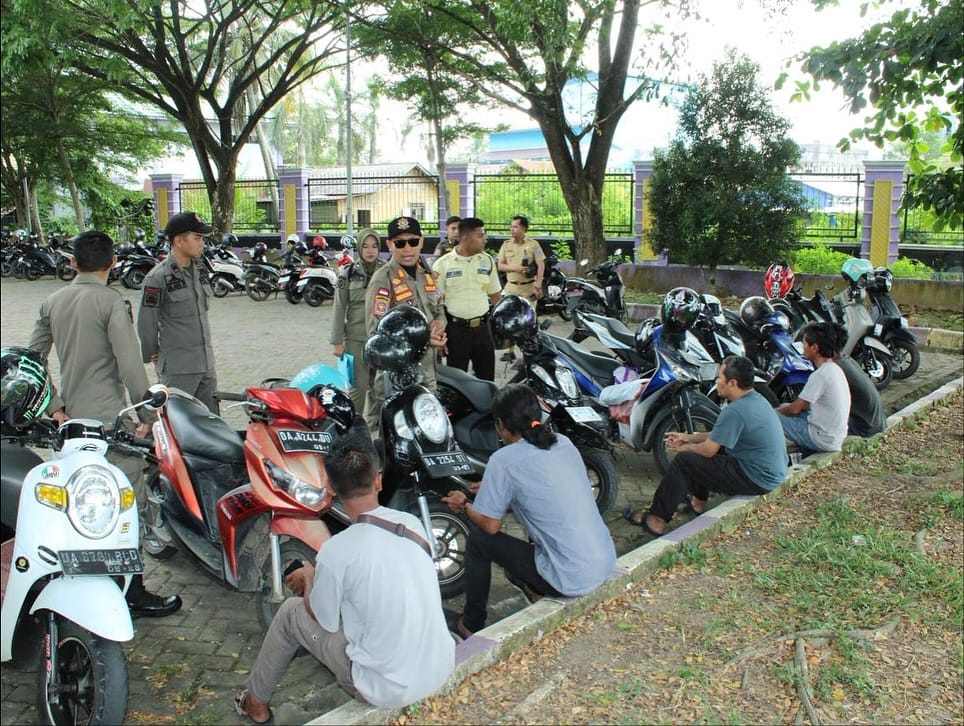 PENEGAKAN PERDA : Satpol PP dan Damkar Kabupaten HSS saat melakukan pengawasan penegakan Perda KTR di kawasan rumah sakit. Foto Satpol PP dan Damkar HSS untuk Radar Banjarmasin