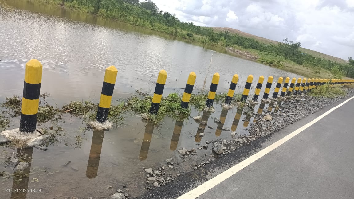 SEMPAT TERGENANG: Jalan baru Miawa-Rantau saat hujan deras sempat tergenang. Foto Rustan Nawawi for Radar Banjarmasin