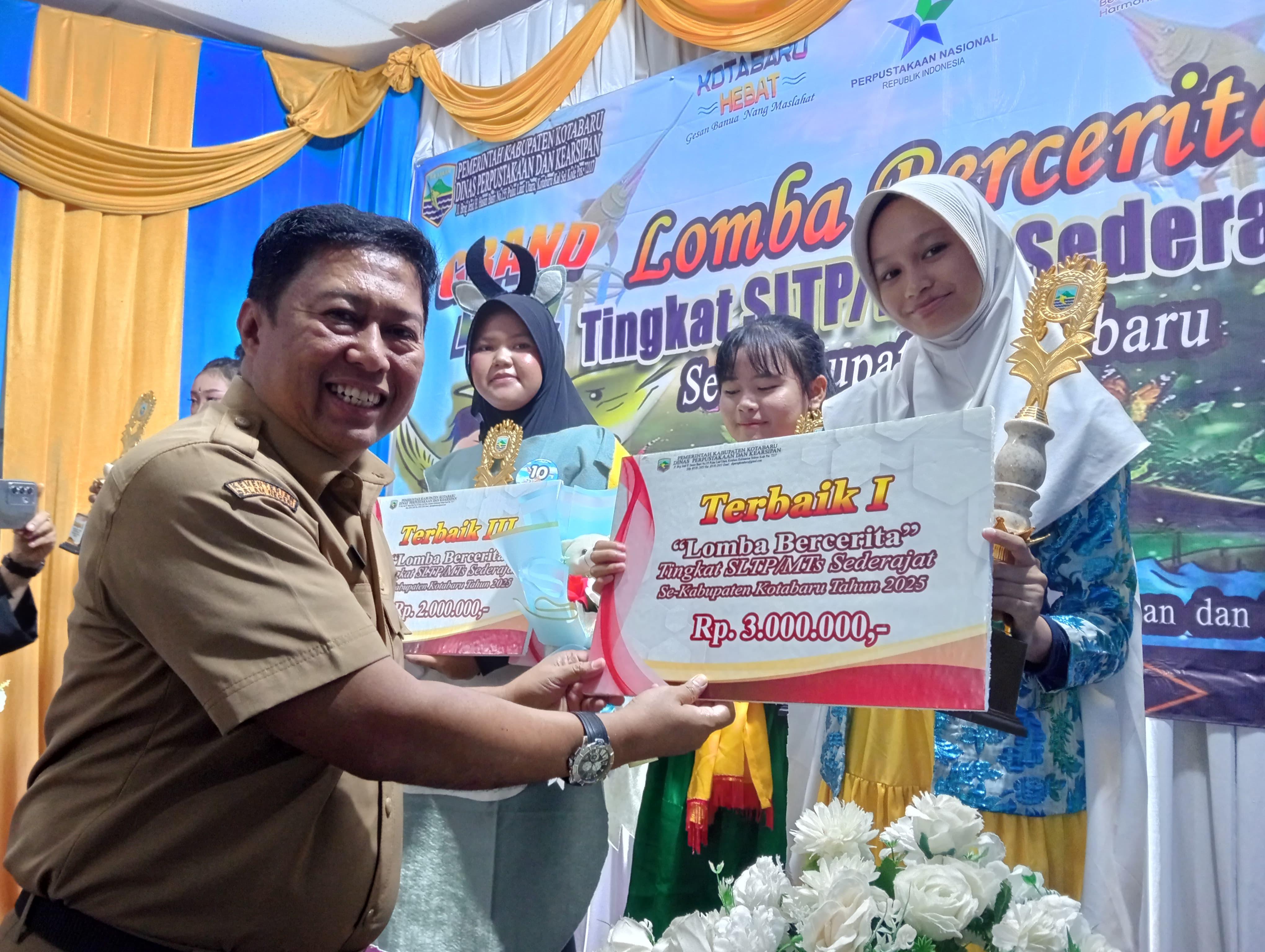 Siti Nurhayatul Hasanah menerima penghargaan juara satu lomba cerita. Foto: Dispersip Kotabaru untuk Radar Banjarmasiin.