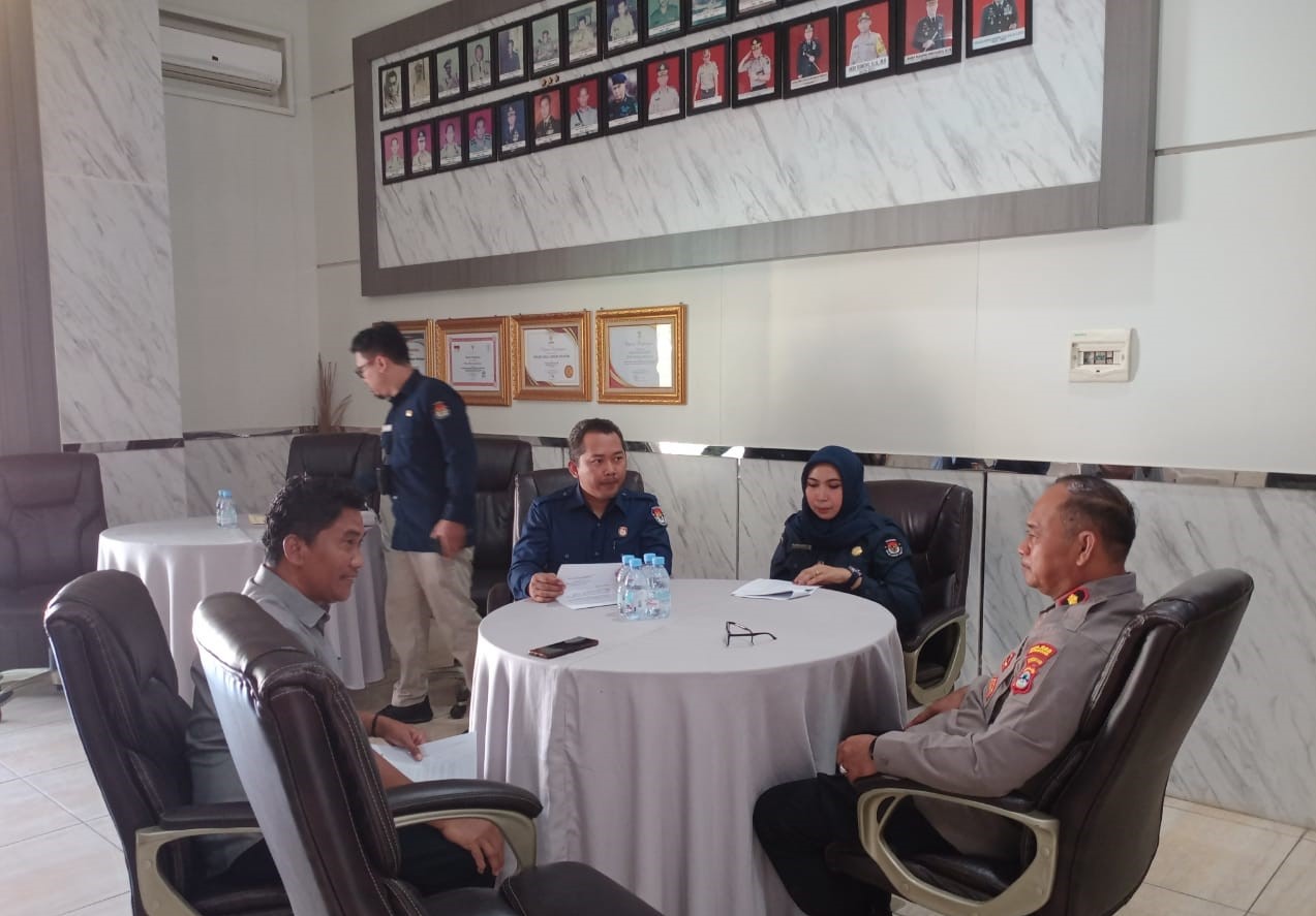 AUDIENSI : KPU HSS saat melakukan audiensi sebelum melakukan Coktas PDPB triwulan keeempat ke Polres HSS. Foto KPU HSS untuk Radar Banjarmasin