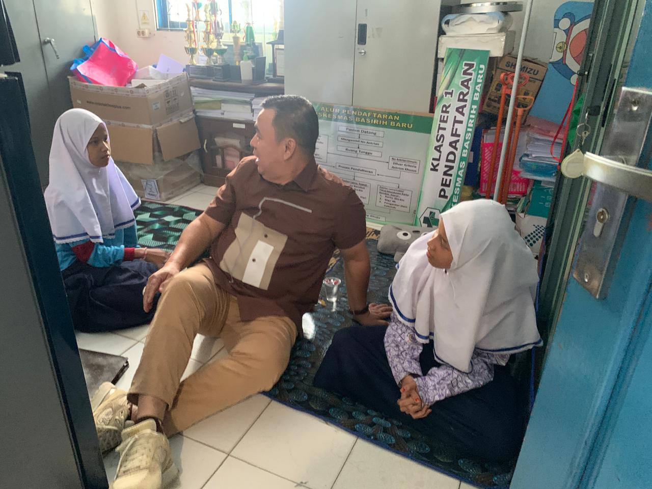 Sejumlah siswa masih menjalani observasi oleh petugas medis di Puskesmas Basirih Baru, Selasa (21/10/2025) siang.