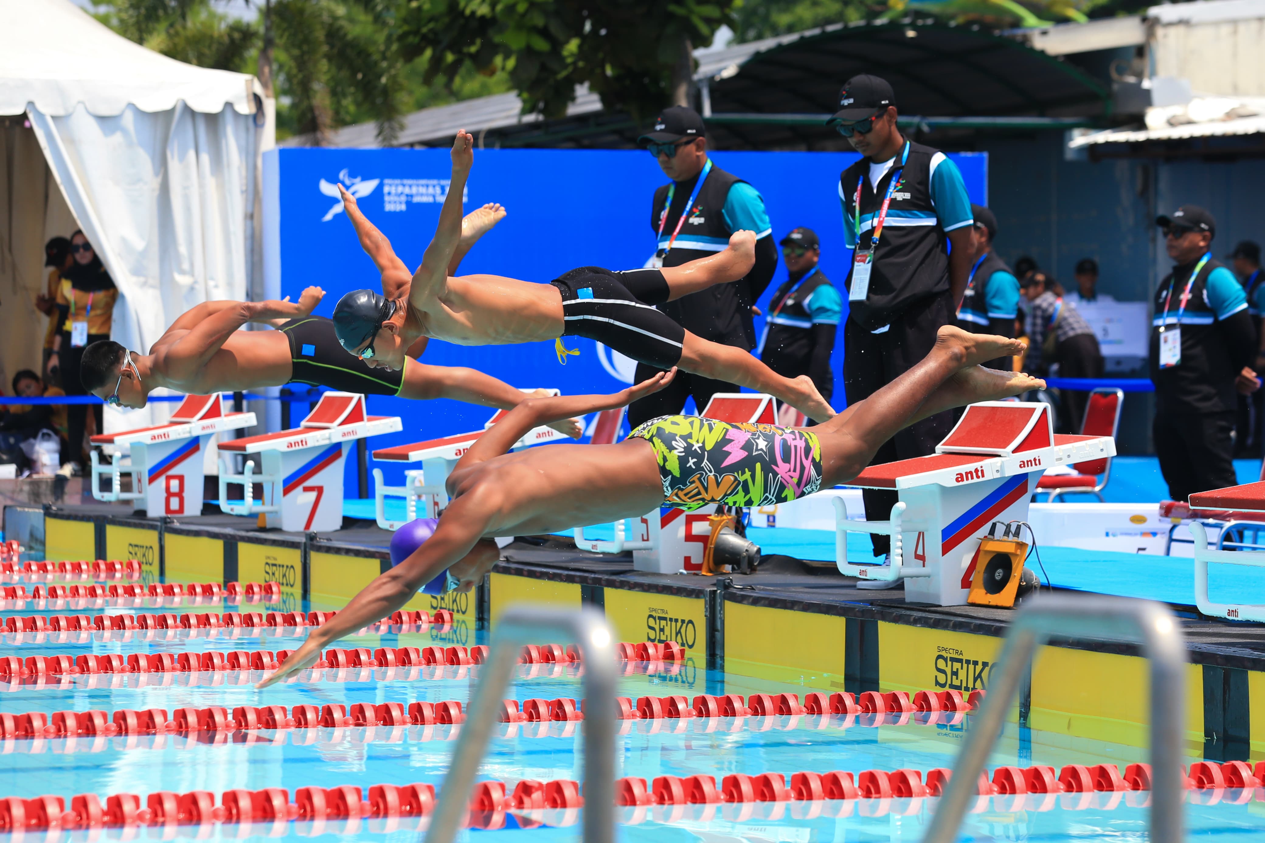 Atlet Kalimantan Selatan beraksi penuh semangat pada ajang Peparpenas, menunjukkan tekad dan sportivitas tinggi untuk mengharumkan nama daerah di tingkat nasional. (M Idris Jian Sidik)