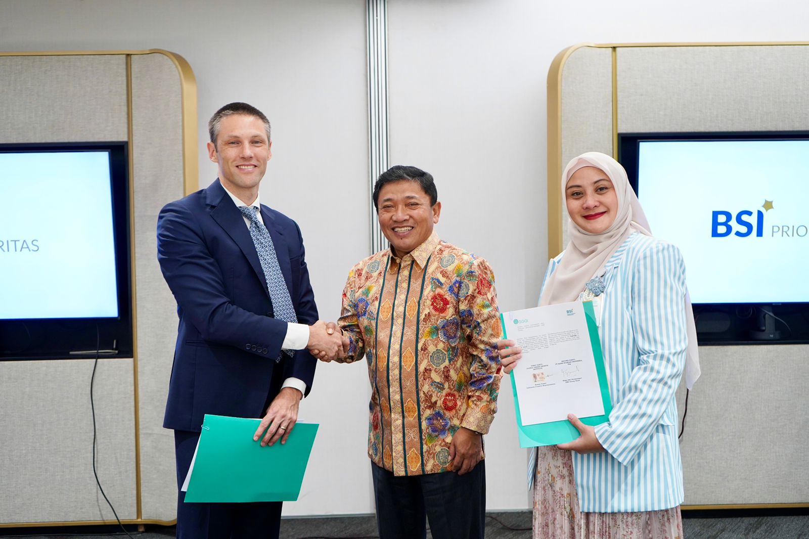 SEPAKAT:Wakil Dirut BSI, Bob Tyasika Ananta (tengah) dan Country Representative (GGGI) Indonesia Rowan Fraser (kiri) setelah penandatanganan MoU bersama SVP ESG BSI, Rima Dwi Permatasari (kanan).