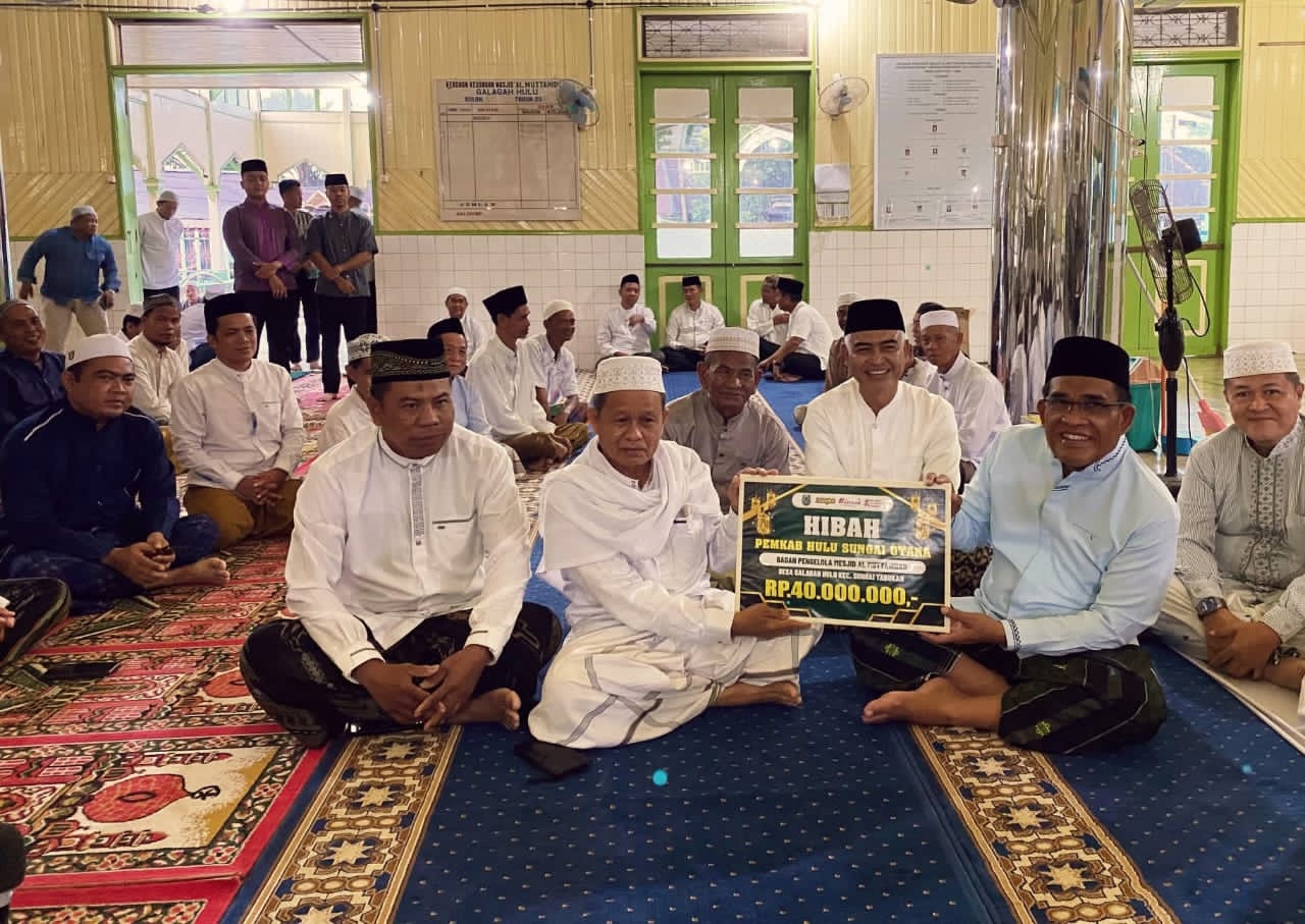 MOMEN:Bupati dan Wakil Bupati Kabupaten HSU, H Sahrujani dan Hero Setiawan saat menyerahkan bantuan hibah kepada pengurus Masjid Al Muttahidah di Kecamatan Sungai Tabukan, Selasa (21/10/2025).