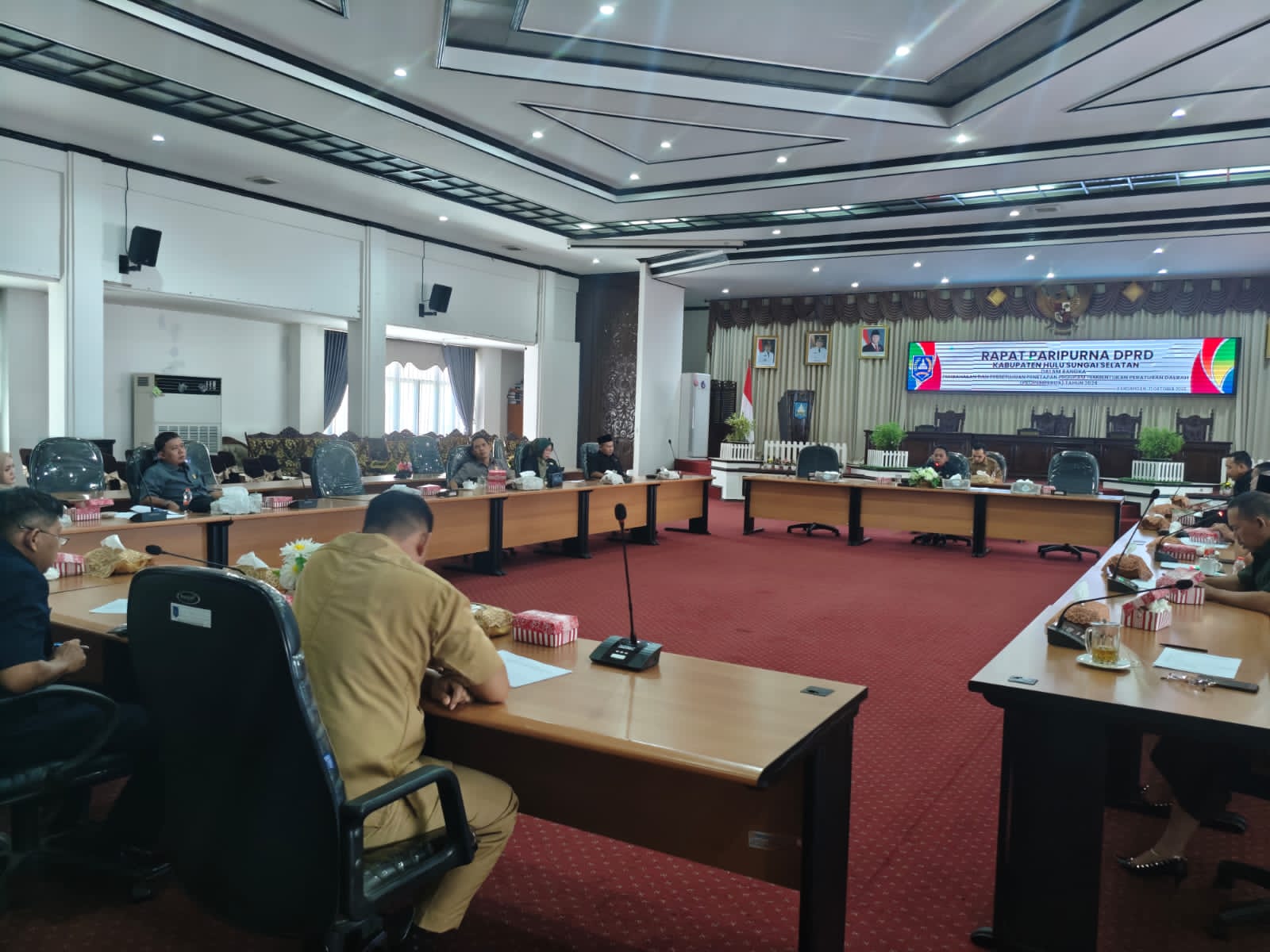 PARIPURNA:Wakil Ketua I DPRD HSS Husnan memimpin rapat paripurna penetapan Propemperda 2026, Selasa (21/10/2025).