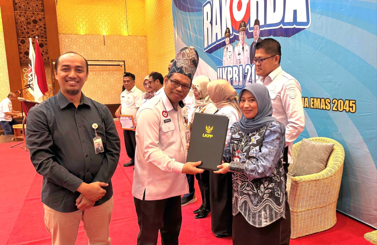 PRESTASI:Sekda Kabupaten Tanah Bumbu, Yulian Herawati menerima Penghargaan Kematangan UKPBJ Level 3 (Proaktif) dari LKPP pada Rakorda UKPBJ se-Kalsel di Banjarbaru, Rabu (15/10/2025).