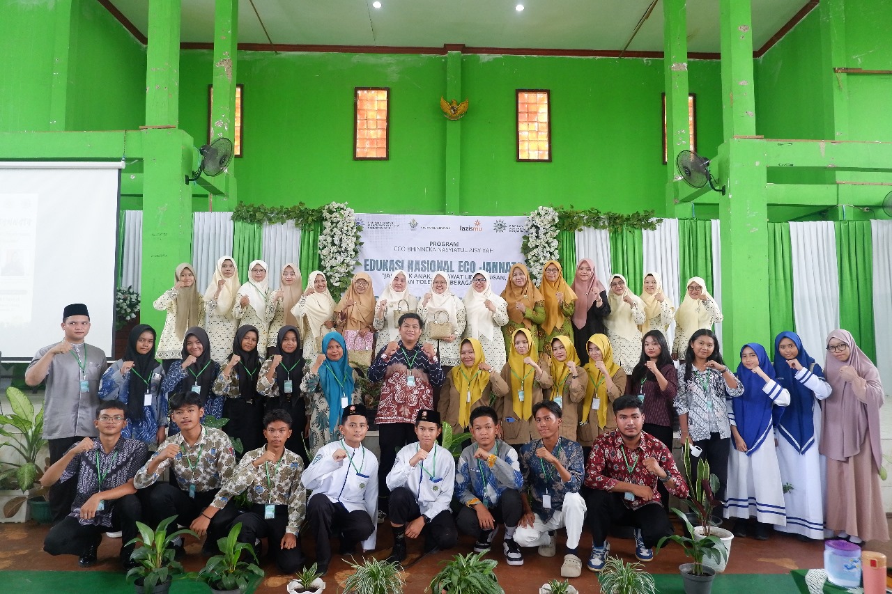 Peserta, Panitia, Pemateri Eco Jannata Sekretaris Dinas Pemberdayaan Perempuan dan Perlindungan Anak, Fasilitator Nasional Eco Bhineka Nasyiatul Aisyiyah, dan Fasilitator Daerah Wilayah Kalimantan Sel