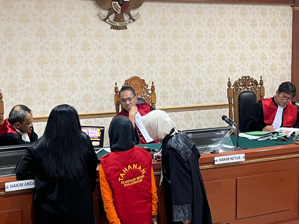 PERIKSA BUKTI: Terdakwa Septia Rahayu diperlihatkan barang bukti oleh jaksa penuntut umum kepada majelis hakim PN Banjarmasin, Senin (20/10).