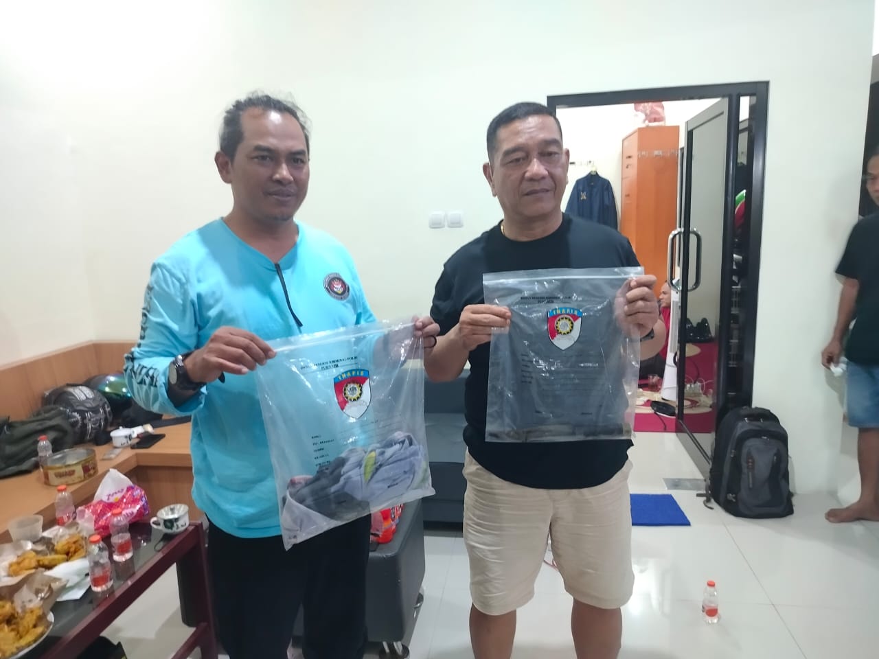 PISAU: Penyidik Polsek Banjarmasin Selatan memperlihatkan barang bukti dari residivis jambret Andi Julianto alias Encek yang melakukan pembunuhan terhadap bidan di Kelayan A.