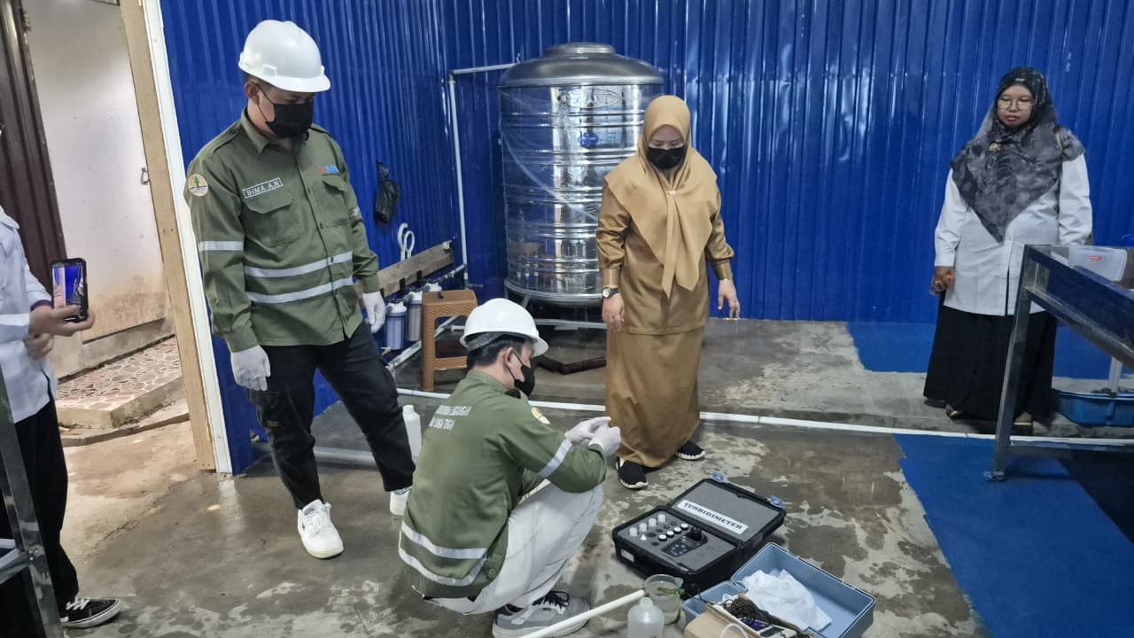 AMBIL SAMPEL: Tim dari UPT Laboratorium Dinas Lingkungan Hidup HST mengambil sampel air bersih di dapur MBG.