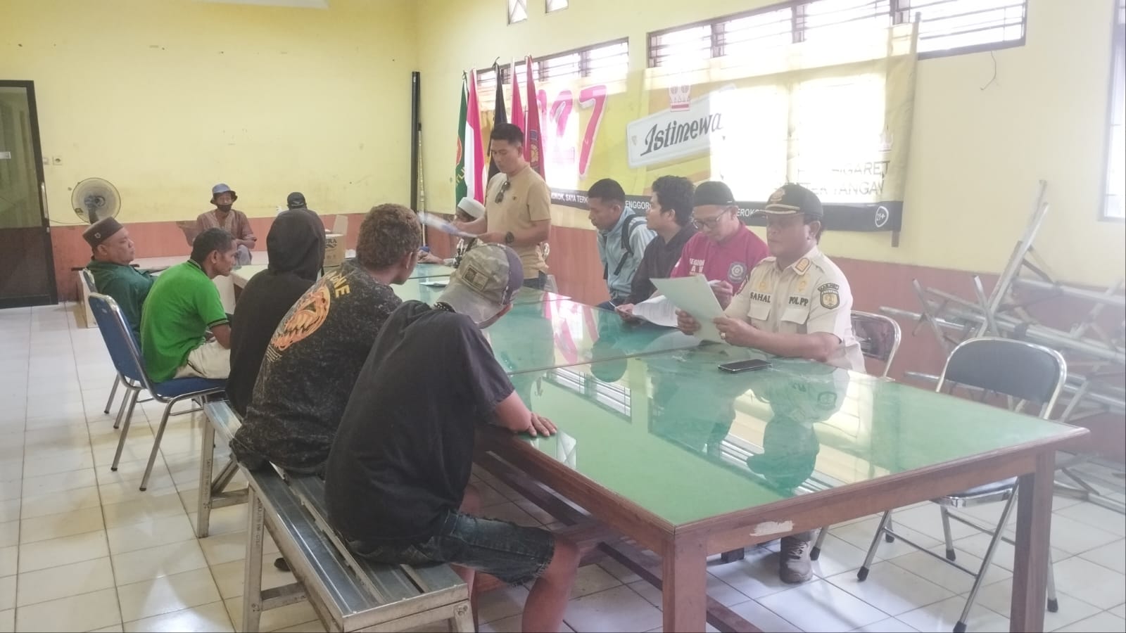 PENEBAR AMPLOP: Satpol PP dan Damkar Kabupaten Hulu Sungai Tengah memberikan pembinaan kepada dua warga HSU yang kedapatan meminta sumbangan masjid di kawasan Barabai.