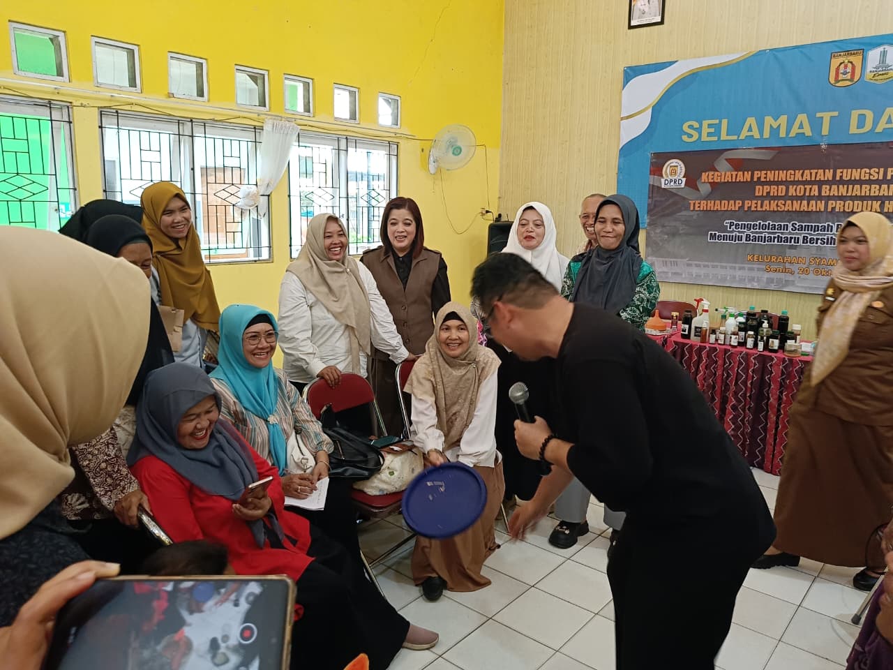 PRAKTIK: Pengolahan sampah menjadi eco-enzim oleh akademisi dalam kegiatan peningkatan fungsi pengawasan di Aula Kelurahan Syamsudin Noor.
