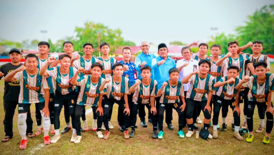 JUARA: Bupati HSU H Sahrujani dan Wabup Hero Setiawan berfoto bersama tim sepak bola Ponpes Nurul Muttaqien yang juara liga santri di Lapangan Pahlawan Amuntai.