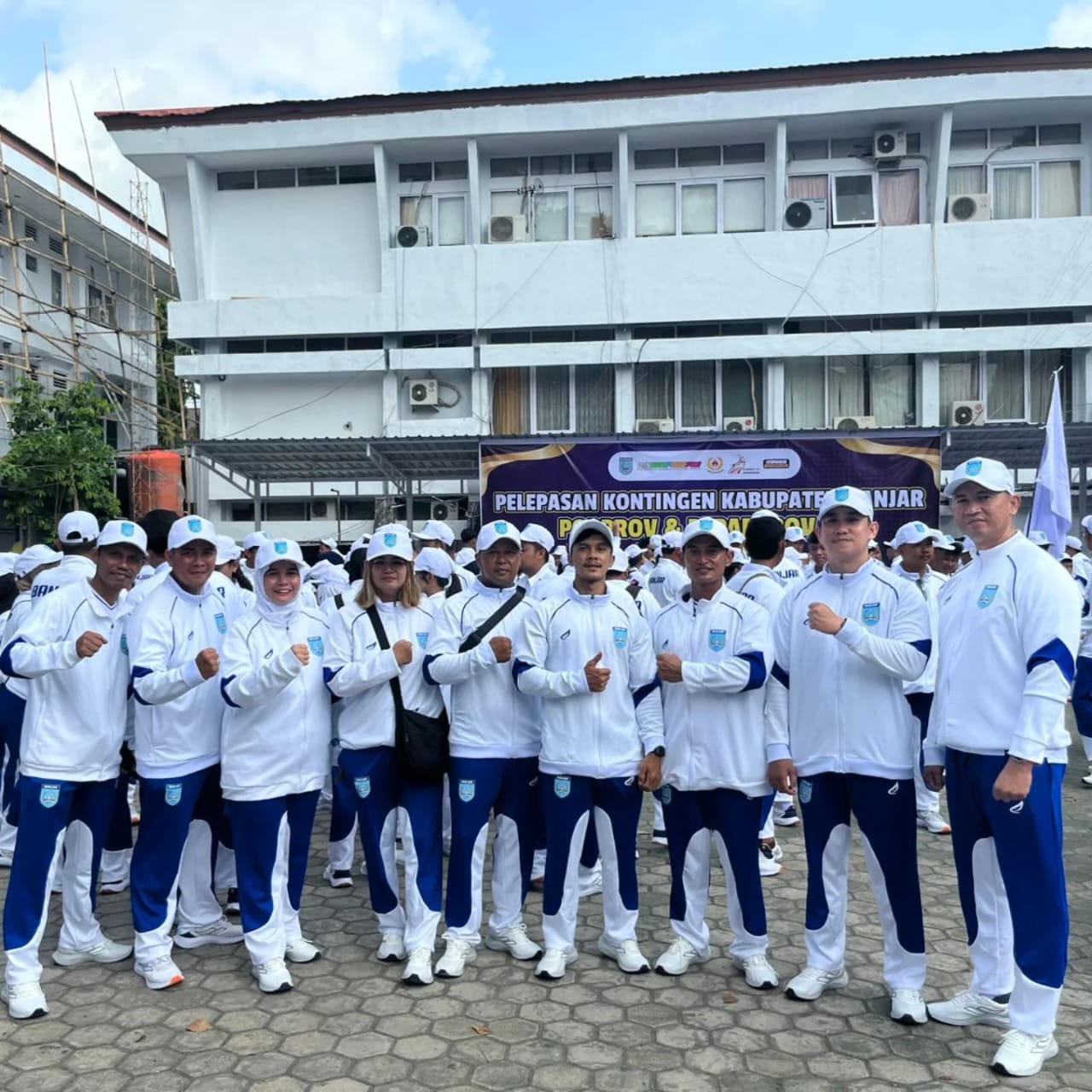 SIAP TANDING: Atlet PBFI Banjar yang akan berlaga di Porprov XII Kalimantan Selatan 2025 usai pelepasan di halaman Kantor Bupati Banjar, Senin (20/10/2025).