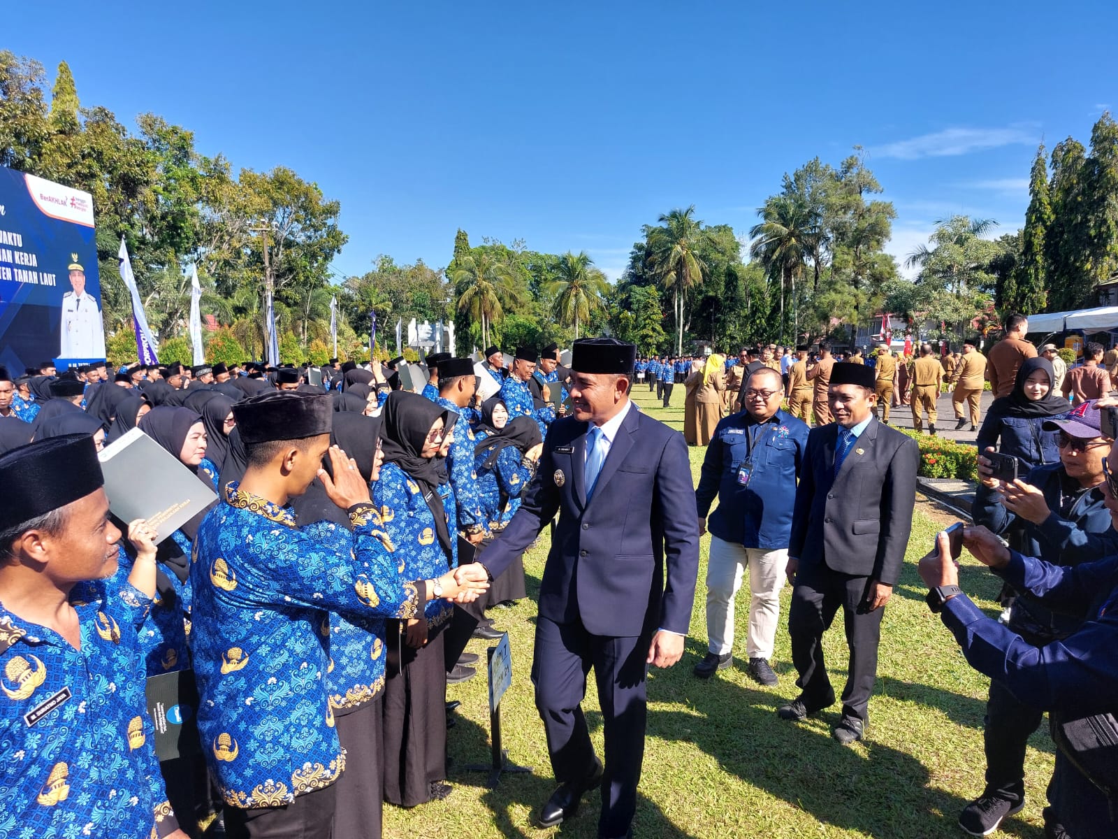 UCAPKAN SELAMAT: Bupati Tala H Rahmat Trianto saat memberikan ucapan selamat kepada para pegawai non ASN di Lingkungan Pemkab Tala yang diangkat menjadi PPPK Paruh Waktu.