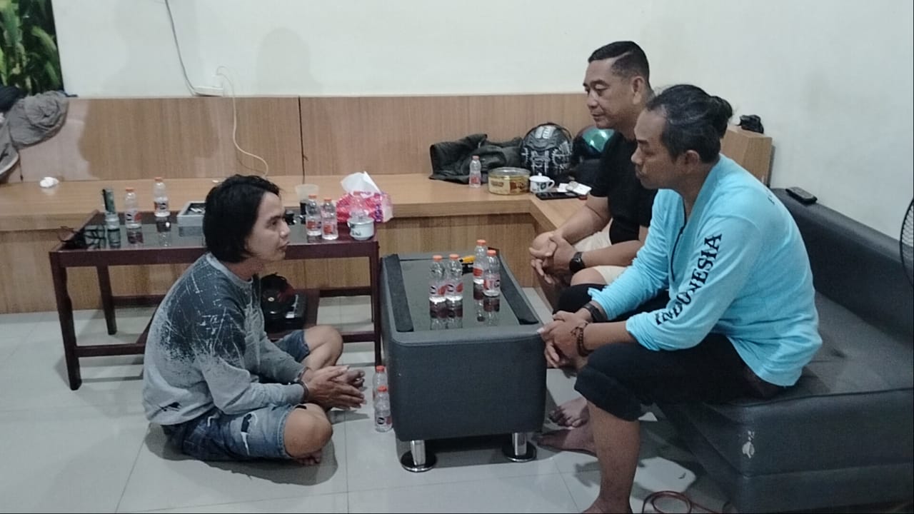 MENYERAHKAN DIRI: Andi Julianto alias Encek saat diinterogasi Kapolsek Banjarmasin Selatan, Kompol Christugus Lirens, Selasa (21/10/20225) dini hari.