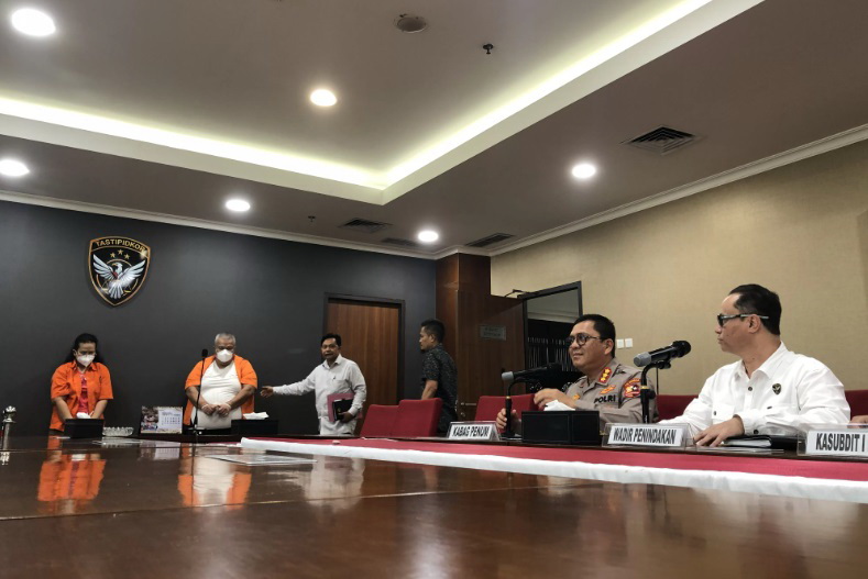 KONFERENSI PERS: Kortas Tipidkor Polri menunjukkan dua tersangka dalam kasus dugaan korupsi pengelolaan keuangan PT SPR di Blok Migas Langgak, Riau, pada Selasa (21/10).