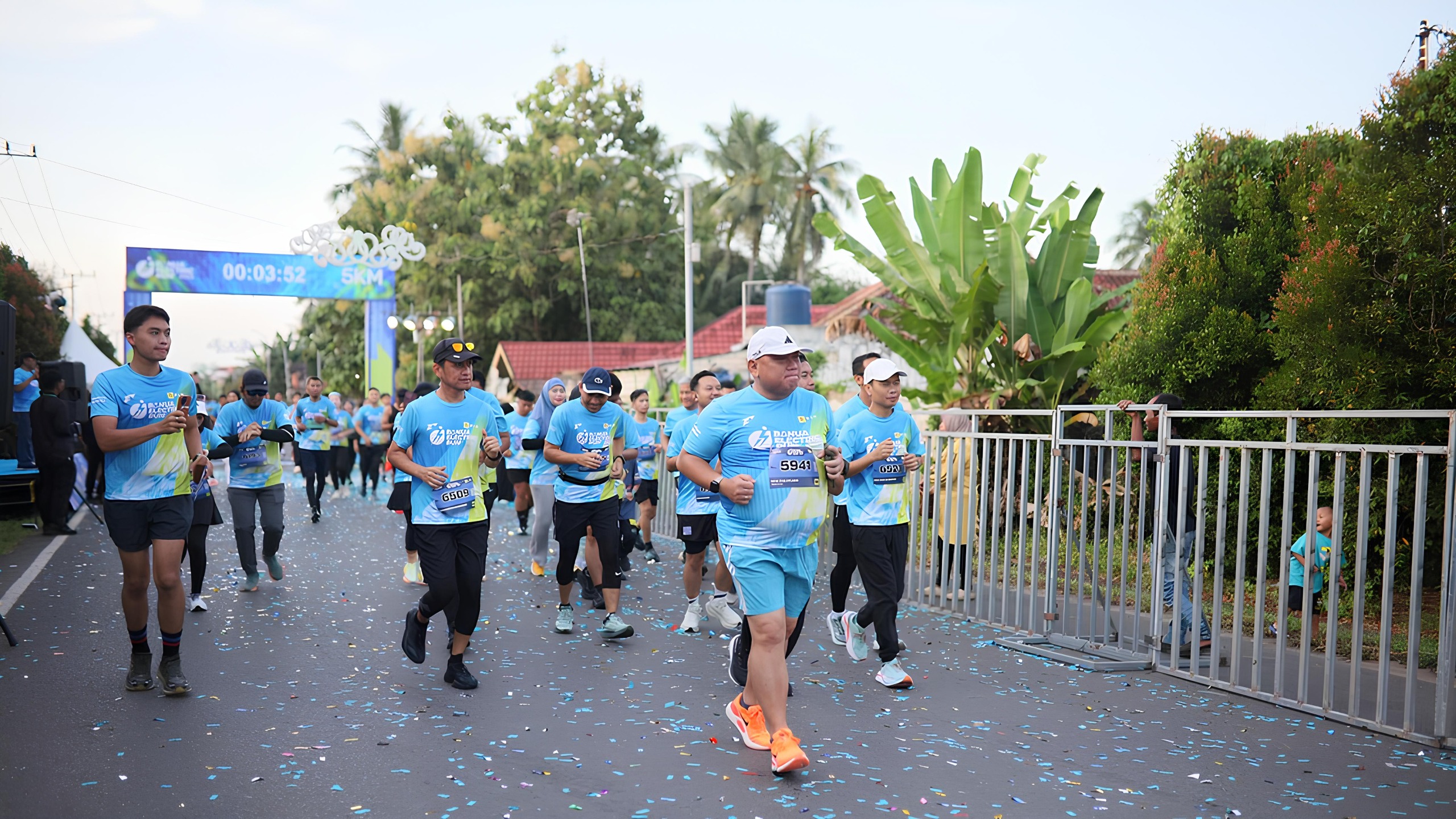 ENERJIK: GM PLN UID Kalselteng, Iwan Soelistijono saat mengikuti Banua Electric Run 2025