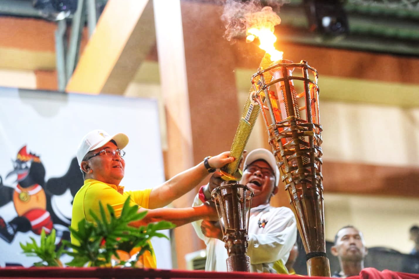 OBOR: Penyalaan obor saat Porprov XI Kalimantan Selatan di Kabupaten Hulu Sungai Selatan. (M Idris Jian Sidik)