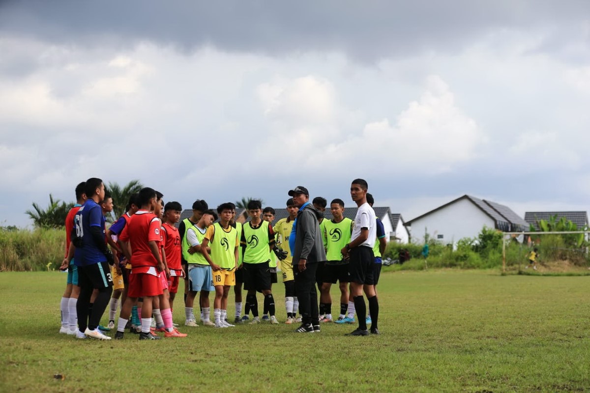 LATIHAN: Tim sepak bola Banjarmasin untuk Porprov Kalsel bersama pelatih Bambang Hermawan.