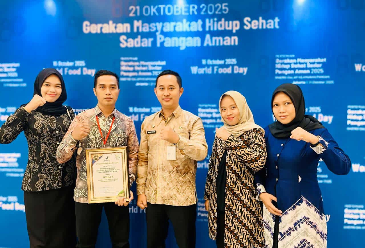 PRESTASI:Kepala Dinas PMD HSU, Rijali Hadi foto bersama Pemdes Kota Raja dan pihak terkait usai menerima juara lomba desa pangan aman 2025 di Jakarta.