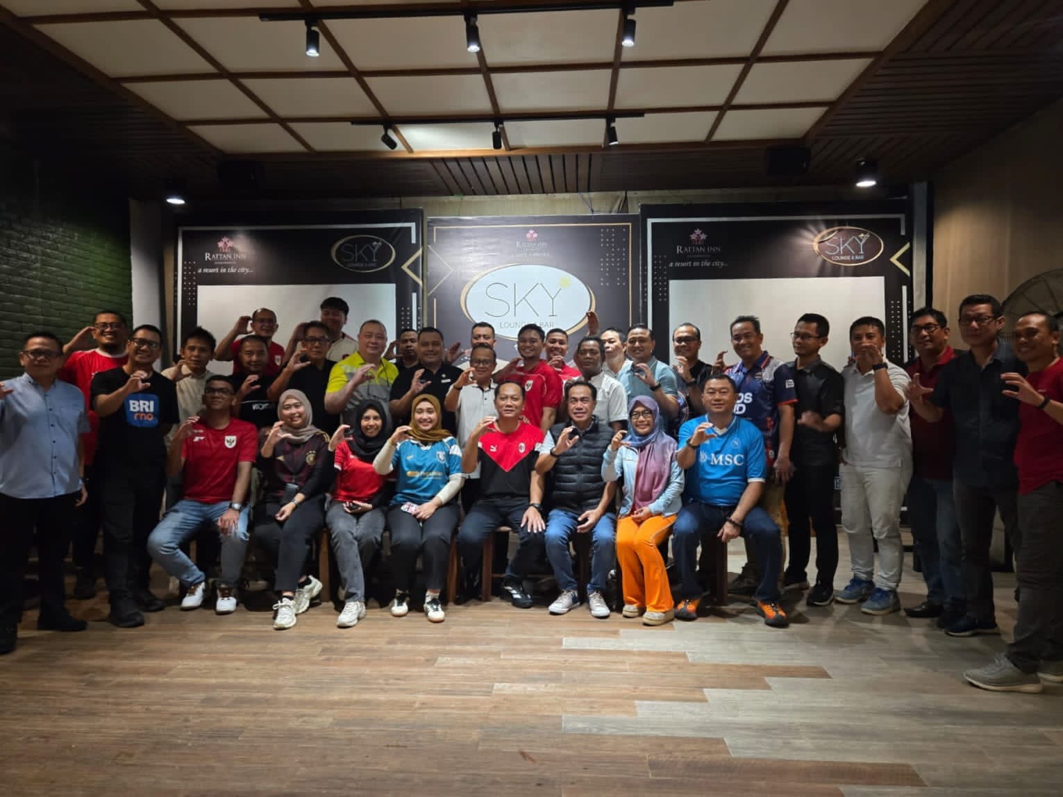 BERKESAN: Para anggota komunitas GMC+ berfoto bersama di acara farewell Kepala PT Pegadaian Area Kalselteng, Anwar Yusuf.