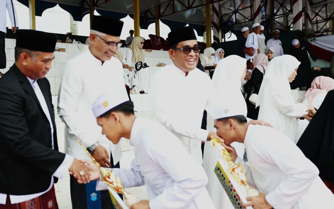 MOMEN:Bupati dan Wakil Bupati Kabupaten HSU, H Sahrujani dan Hero Setiawan, serta Ketua DPRD HSU, H Fadillah memperingati Hari Santri Nasional di Lapangan Pahlawan, Amuntai.