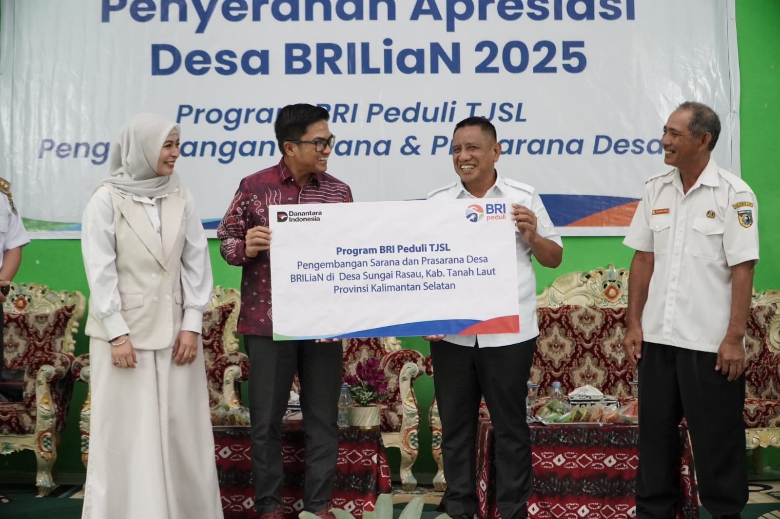 APRESIASI: Penyerahan apresiasi senilai Rp300 juta dari BRI kepada Desa Sungai Rasau