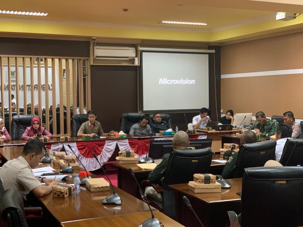 RAPAT: Suasana rapat dengar pendapat antara DPRD Tanah Bumbu dan perwakilan Desa Sarigadung membahas keluhan warga terkait tempat hiburan malam. (Foto: Zulqarnain/Radar Banjarmasin)