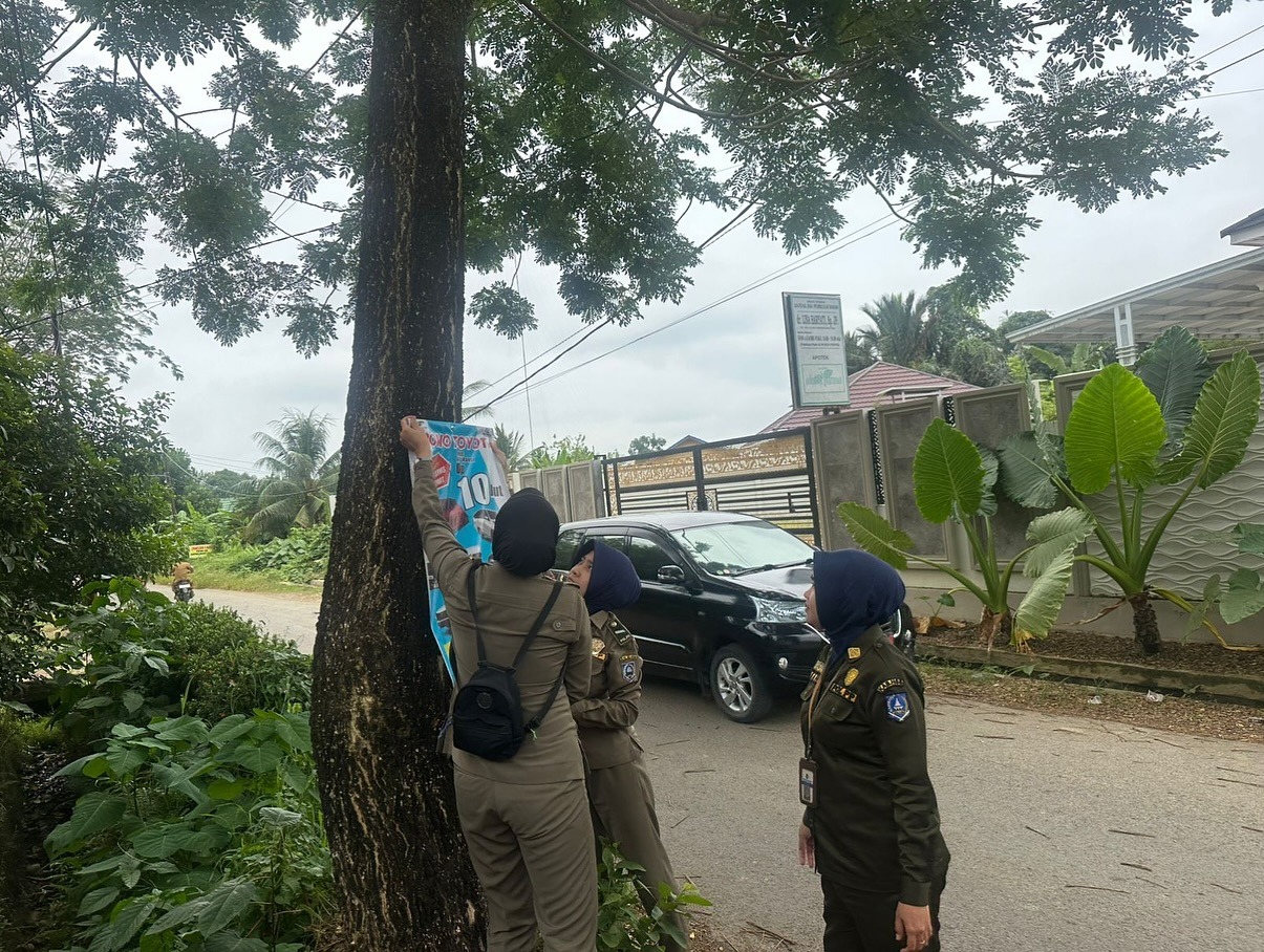 LANGGAR PERDA: Satpol PP dan Damkar HSS rajin patroli dan menertibkan spanduk dan baliho.