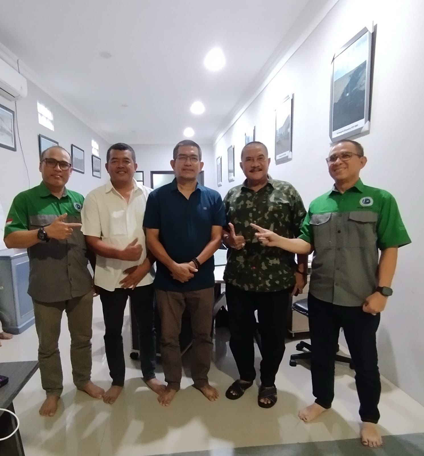 CALON KETUA KORMI: Fattahillah Akbar bersama dengan tokoh masyarakat Binuang.