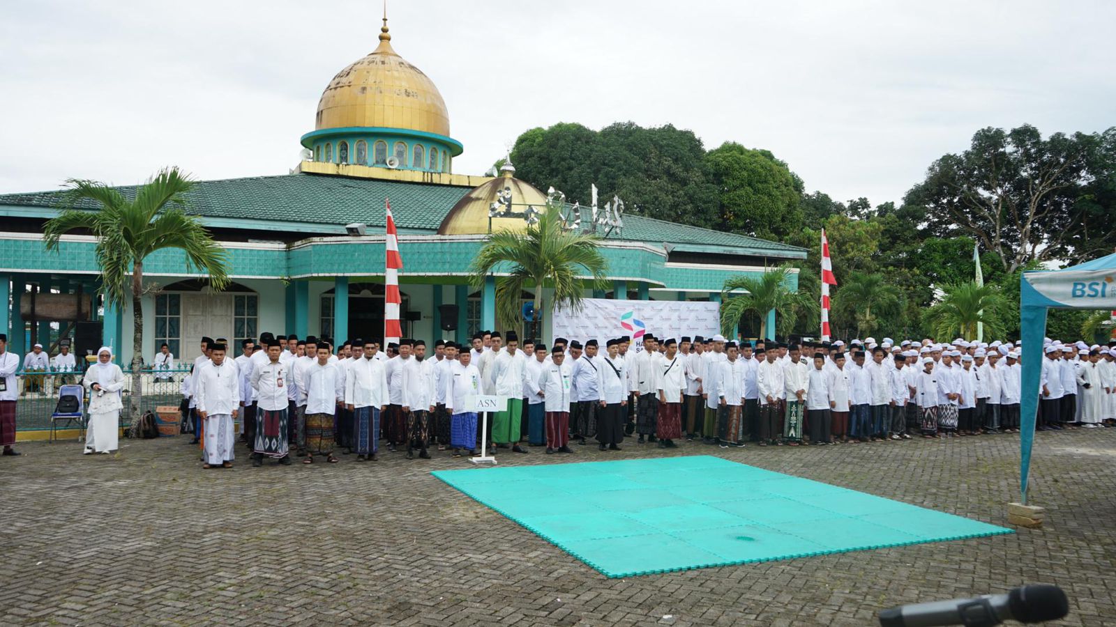 KHIDMAT: Pelaksanaan Hari Santri Nasional di Kotabaru berlangsung Khidmat. Foto: Prokopim untuk Radar Banjarmasin.