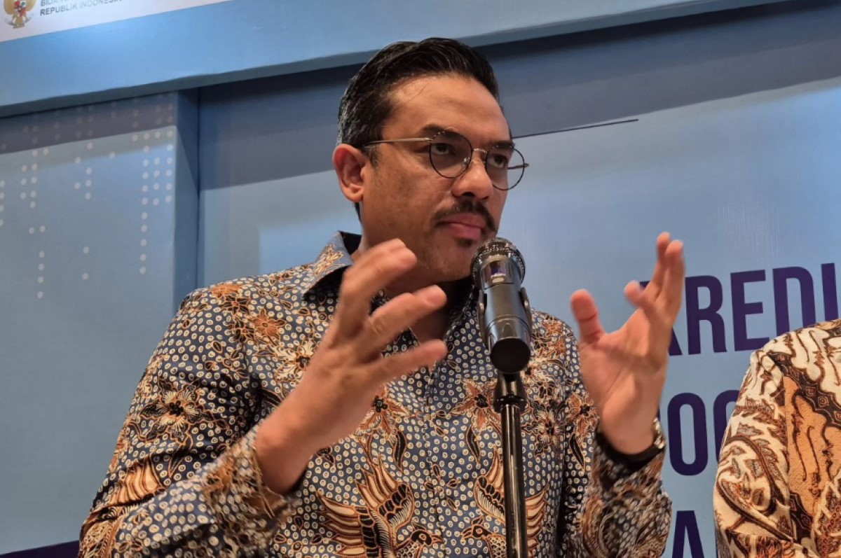 KONTROVERSI: Menteri UMKM Maman Abdurrahman memberikan klarifikasi Soal ajakan produksi barang KW di Surabaya, Selasa (21/10).