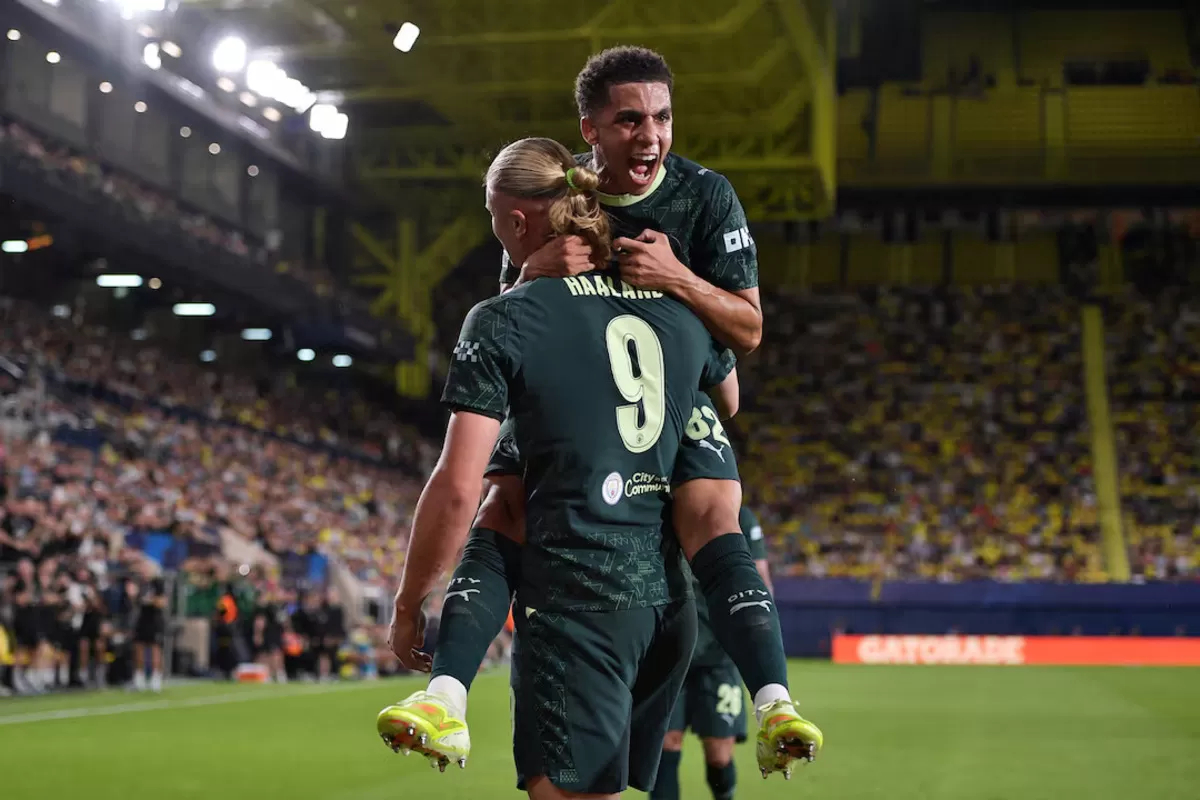 MERAYAKAN: Rico Lewis dan Erling Haaland saat merayakan gol ke gawang Villarreal, Rabu (22/10).